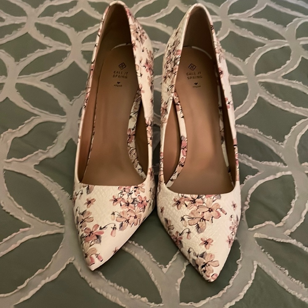 4 inches heel.white with pink flowers. This shoe has never been worn.